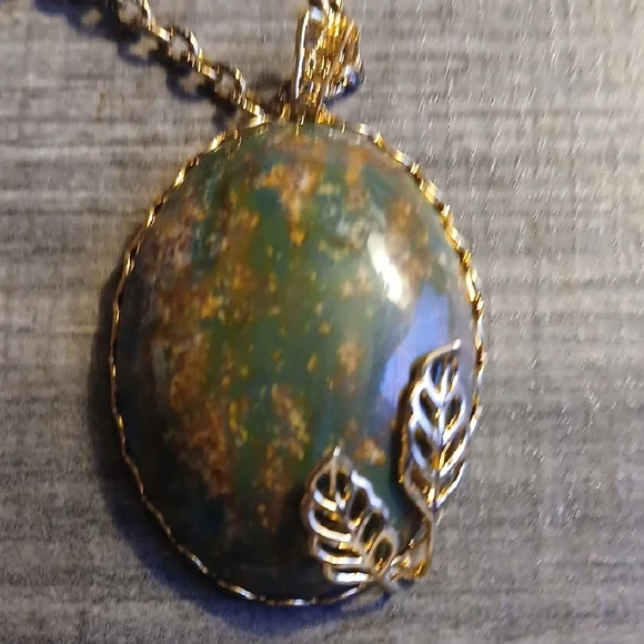 Elegant Green and Gold Tone Pendant Necklace - Picture 3 of 3